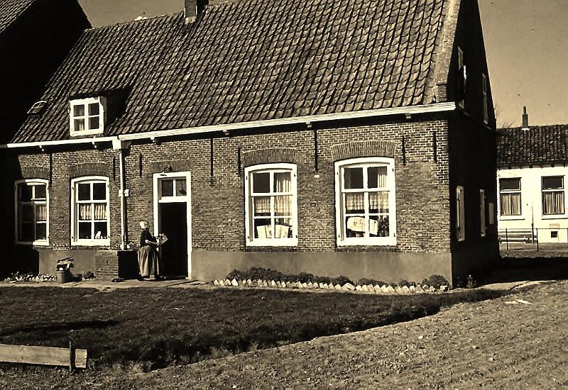 Betje Cevaal Aarnoutse achter haar huis aan de Zandweg.jpg